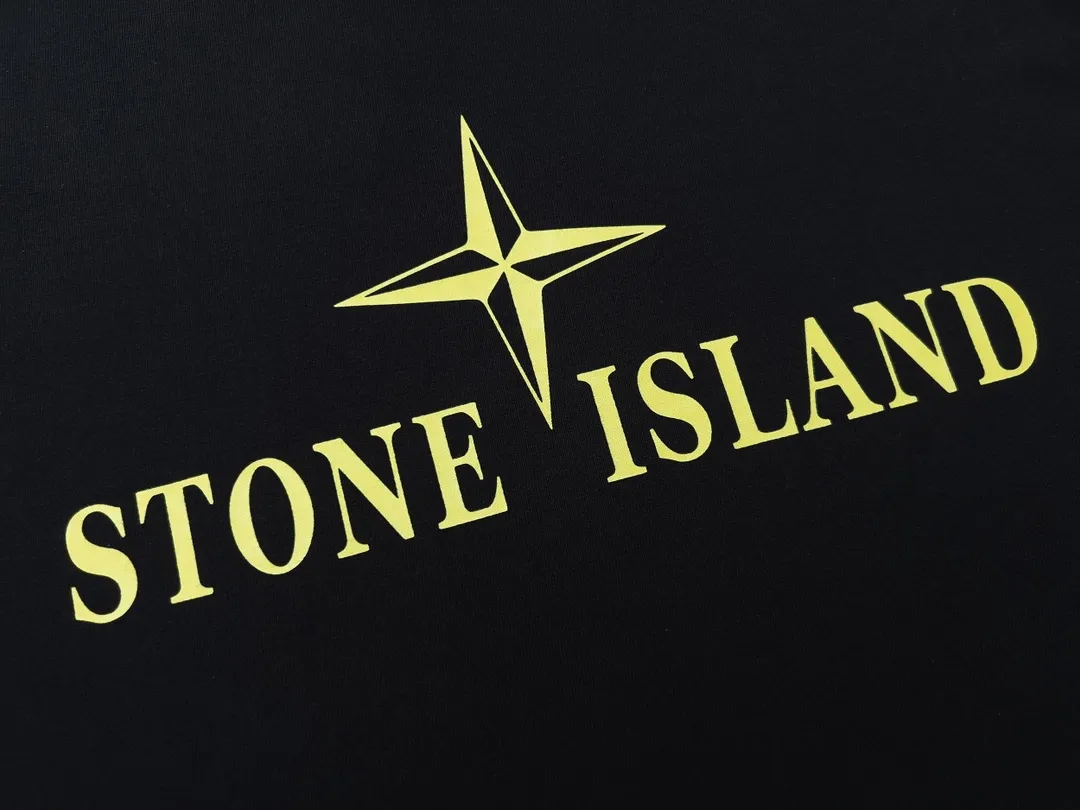 W622#P110 [Stone lsland/Stone Island summer new short-sleeved T-shirt with small compass print on the chest] ⚠️[Original creation with high control of details] - Made of 260 grams of combed cotton with 32-count double yarn, soft and comfortable to the touch, sweat-absorbent and breathable. - Simple, basic and versatile style, original quality, the first choice for couples. - Made in a large factory, four needles and five threads on the shoulder, neat alignment, high quality workmanship. - Same style for men and women, very versatile One piece by hand, the details are clearly visible. Color: Black White Size: M L